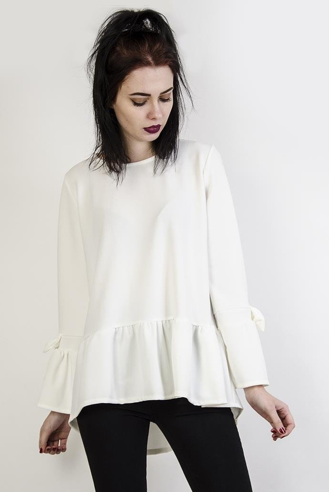 Biała bluzka z falbanami i kokardą przy rękawach