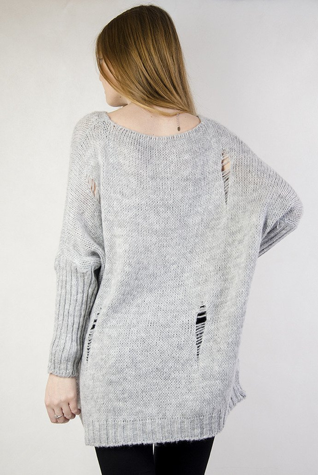 Szary sweter oversize z dziurami oraz dekoltem w serek