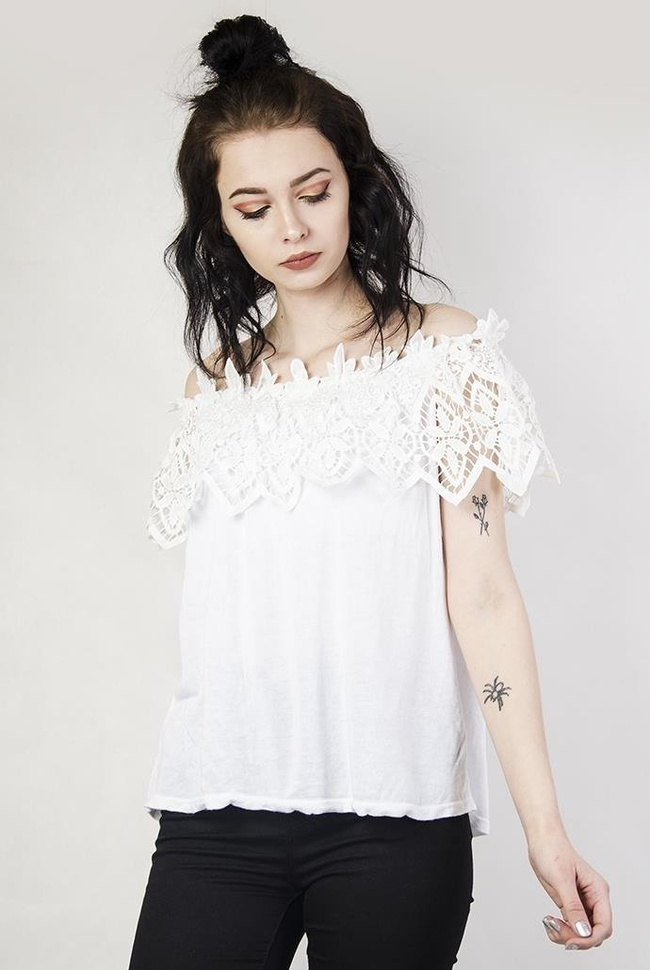 Biała bluzka z ażurowym, hiszpańskim dekoltem