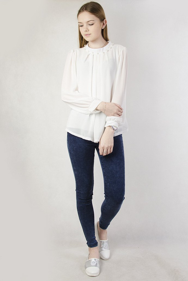 Biała bluzka z koralikami przy dekolcie