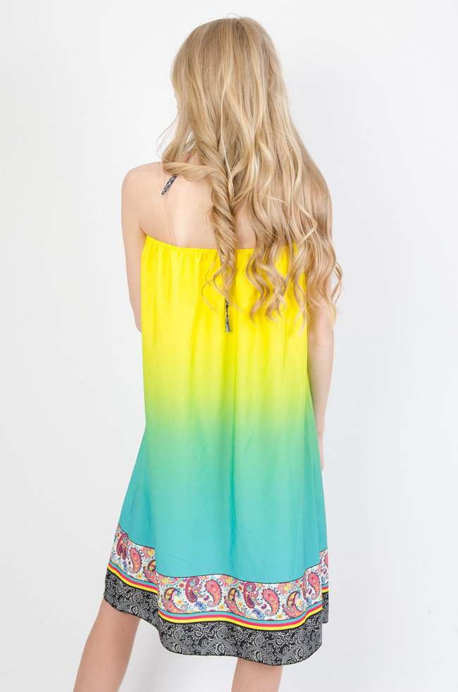 Kolorowa sukienka z wiązaniem na szyi oraz odkrytymi plecami