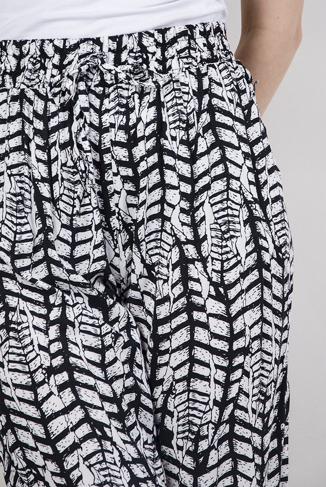 Czarne spodnie alladynki w białe wzory