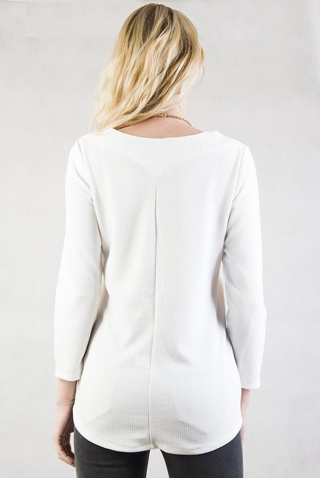 Biała bluzka z wisiorkiem