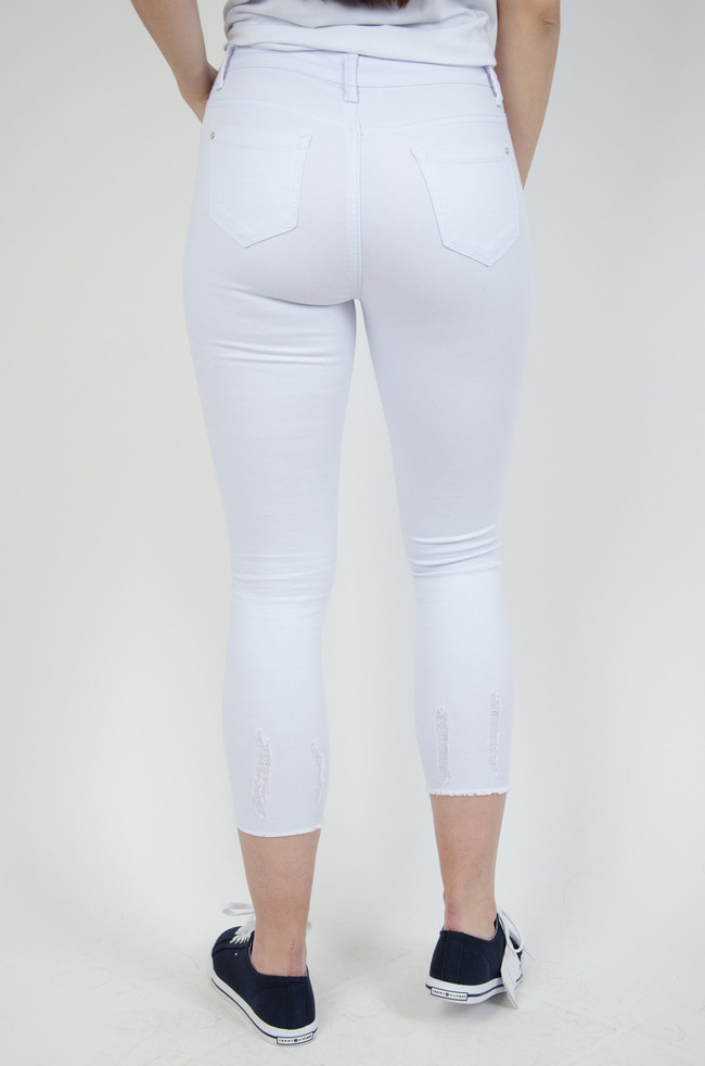 Białe spodnie z przetarciami