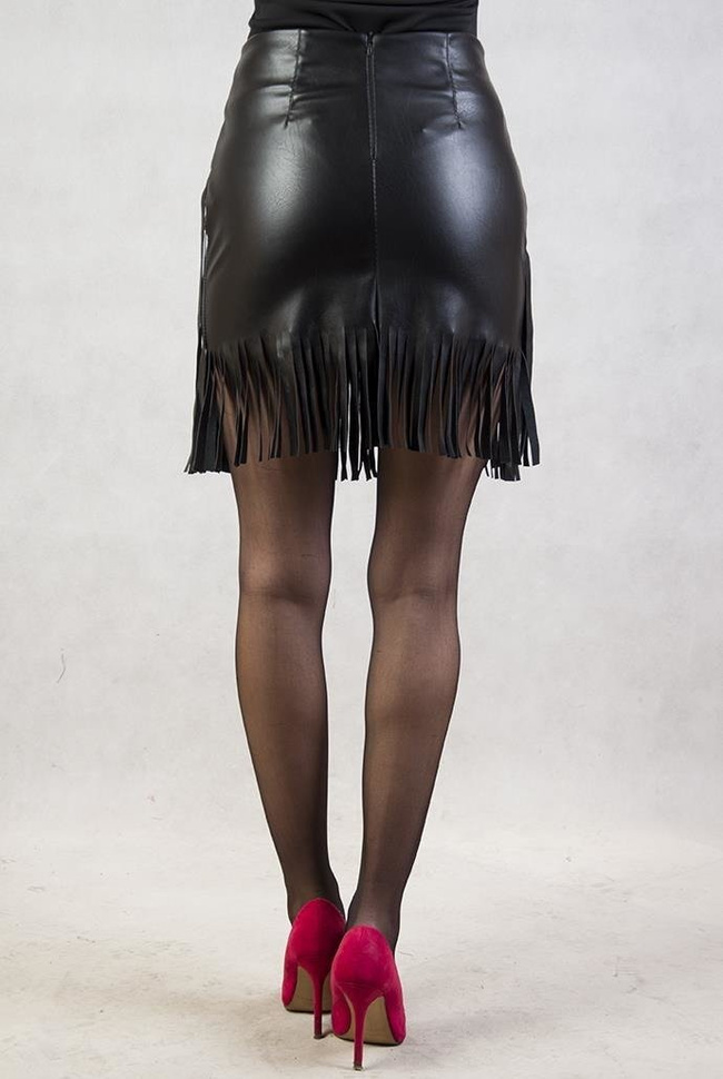 Czarna spódnica skórka z frędzlami na dole
