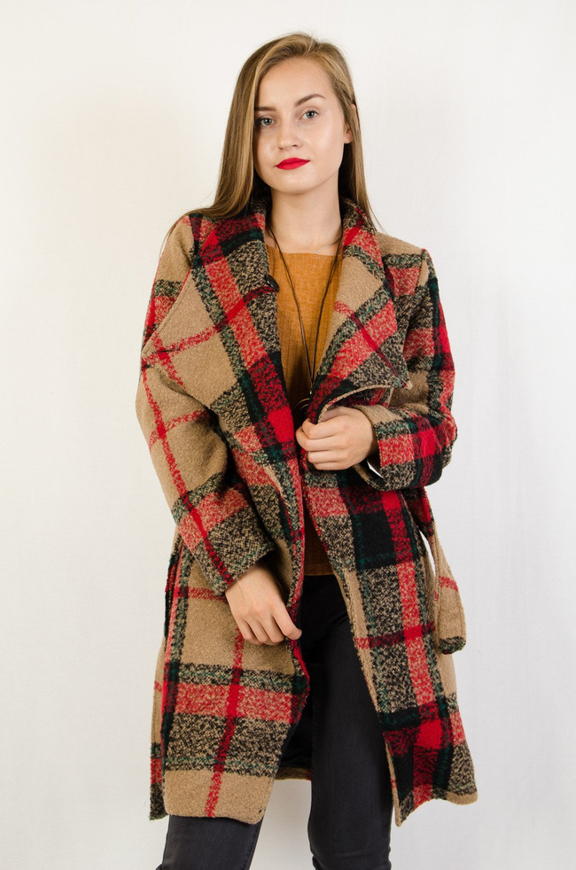 Beżowy płaszcz w kratę, z wiązaniem w pasie oraz guzikiem przy szyi