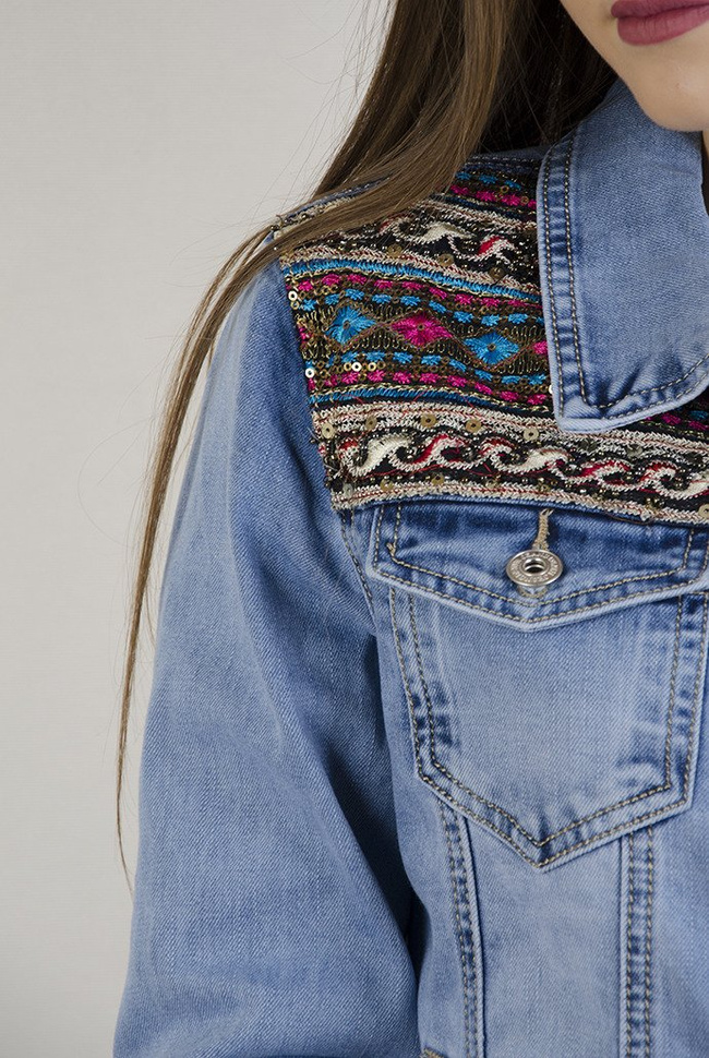 Kurtka jeansowa zdobiona przy kieszeniach i na dole