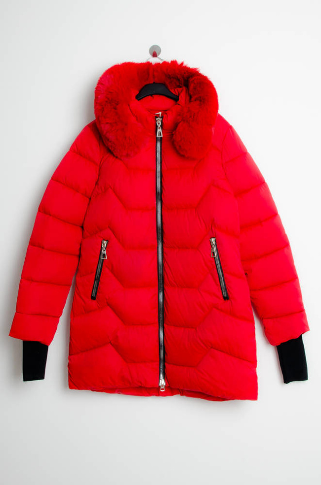 CZERWONA MATOWA KURTKA Z FUTERKIEM PRZY KAPTURZE