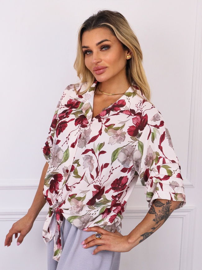 KOSZULA W BORDOWE KWIATY Z DRAPOWANYMI RĘKAWAMI I WIĄZANIEM