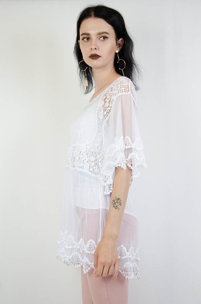 BIAŁA AŻUROWA TUNIKA Z ROZSZERZANYMI RĘKAWAMI + TOP