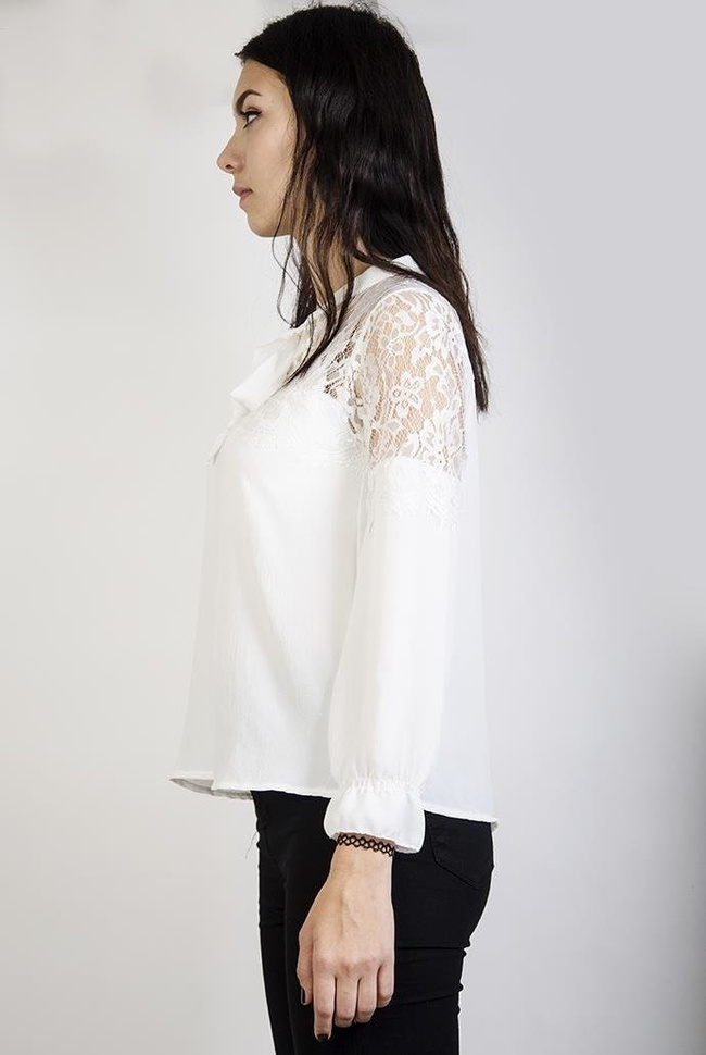 Biała bluzka koszulowa z kokardą