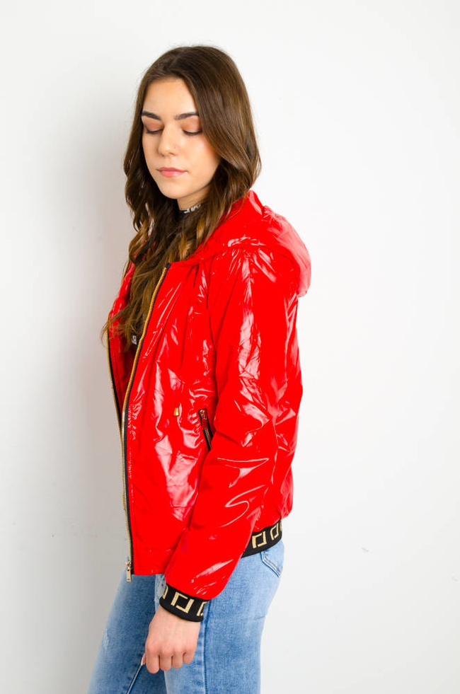 CZERWONA POŁYSKUJĄCA KURTKA WIOSENNA Z KAPTUREM