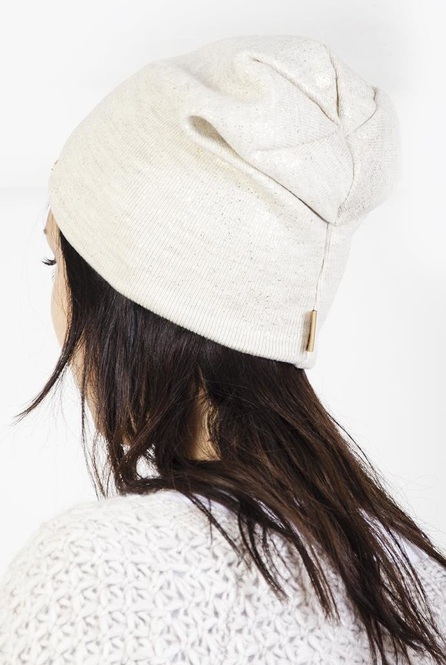 Beżowa czapka ze złotymi drobinkami i naszywką "JAKOB"