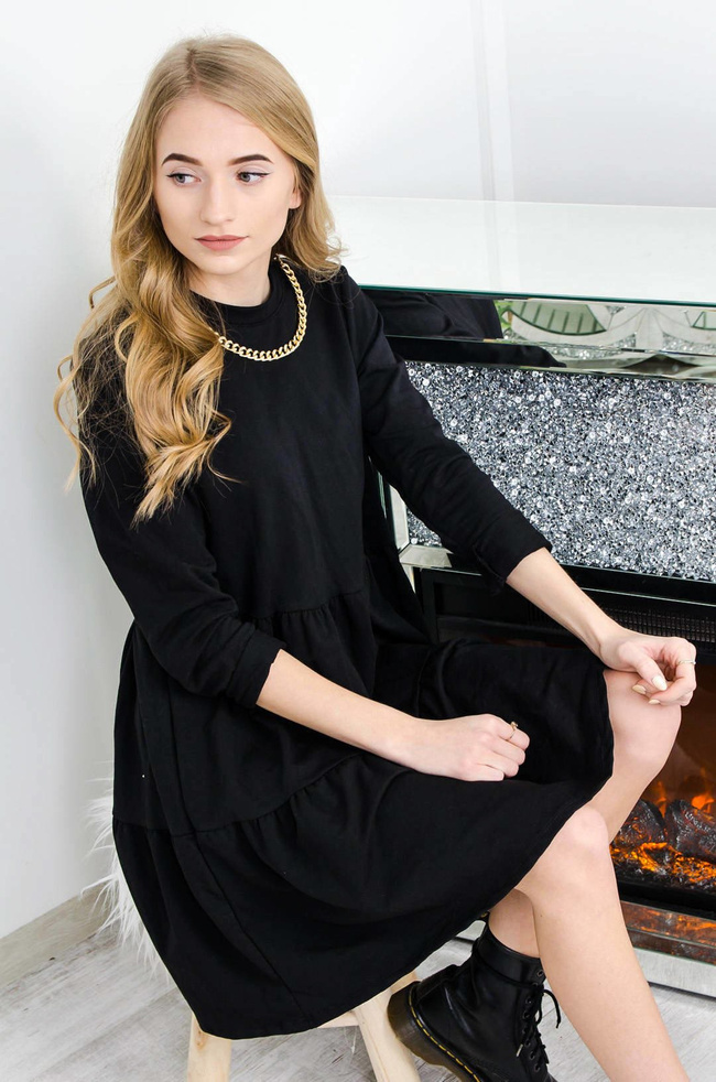 CZARNA ROZKLOSZOWANA SUKIENKA ZE ZŁOTYM ŁAŃCUSZKIEM 