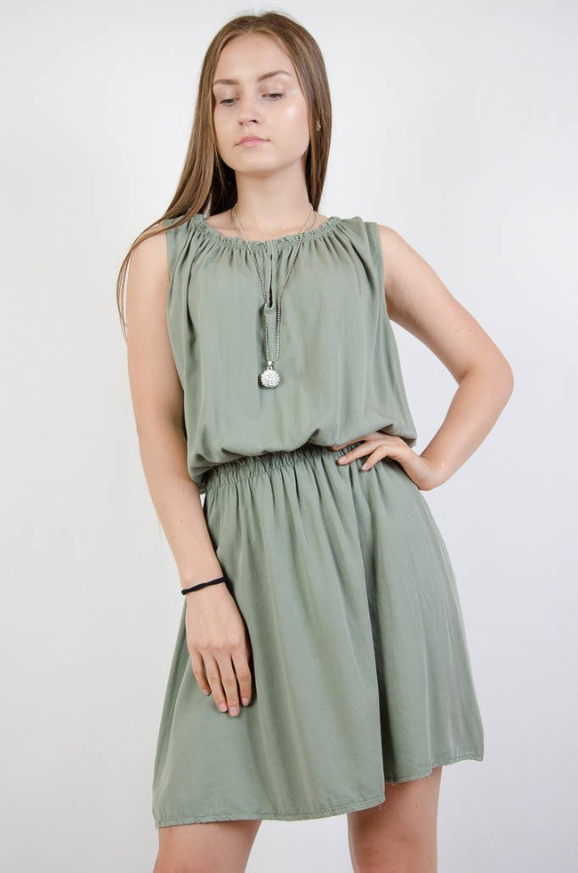 ZIELONA LUŹNA SUKIENKA Z GUMĄ W PASIE + WISIOREK