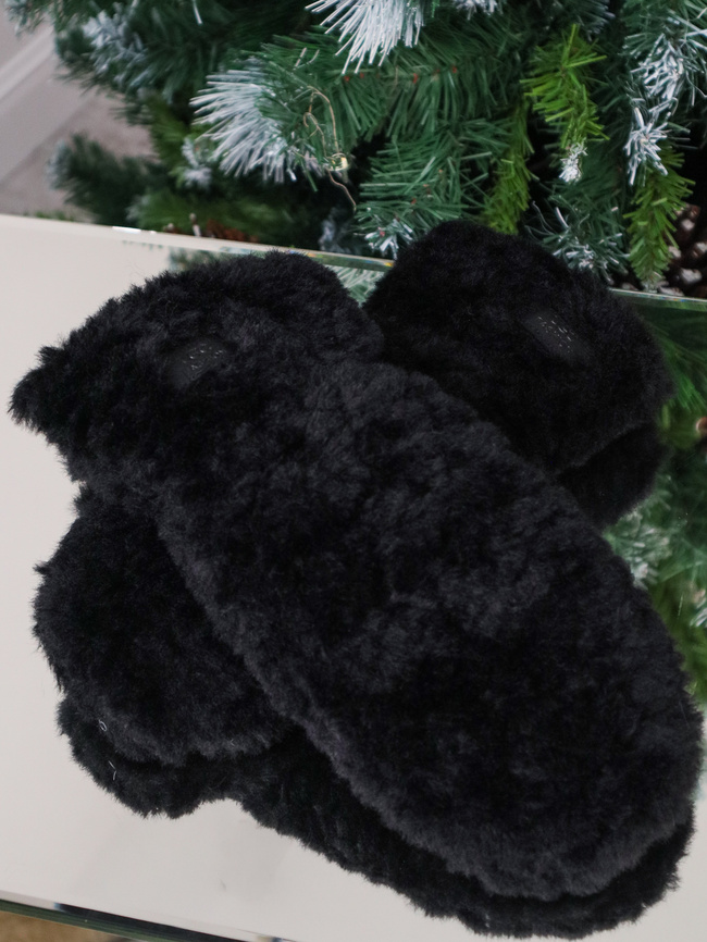 RĘKAWICZKI FUTRZANE NA JEDEN PALEC Z LOGIEM- CZARNE