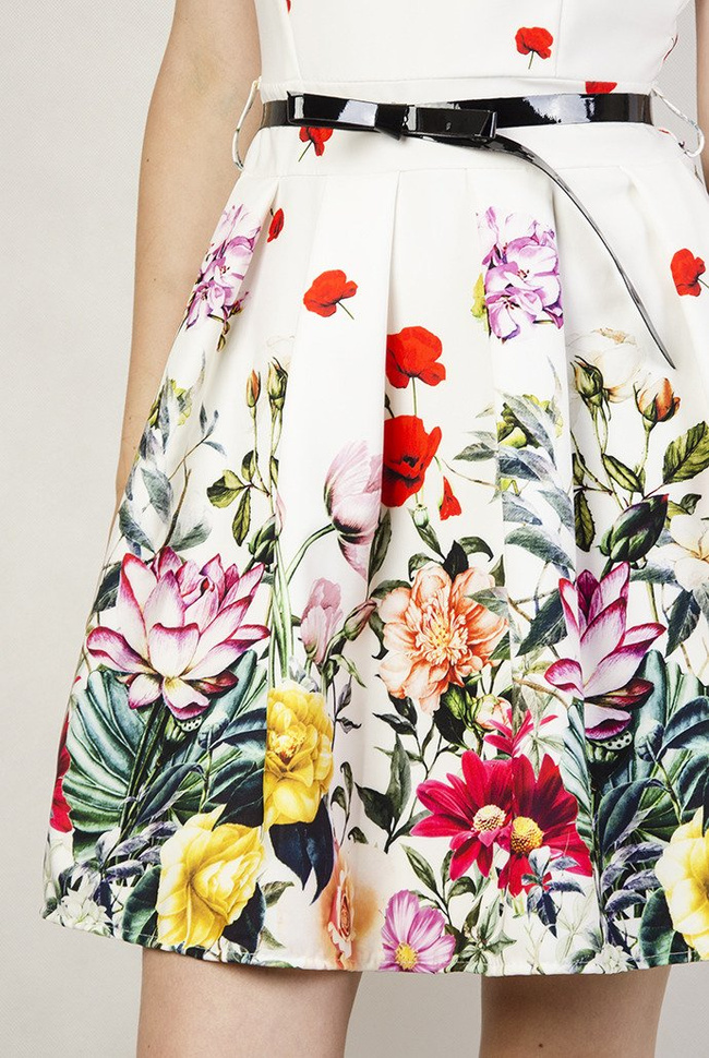 Biała sukienka w  kolorowe kwiaty