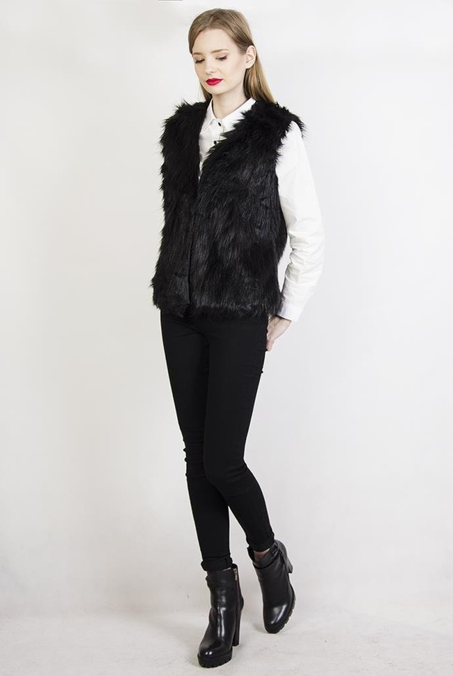 Czarna, włochata kamizelka