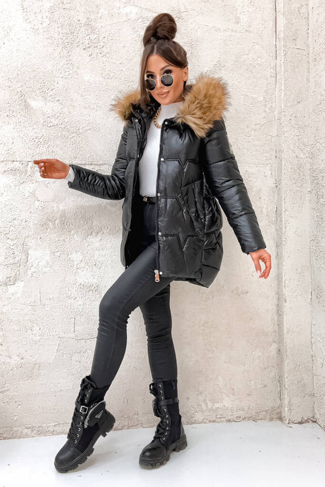 CZARNA KURTKA PIKOWANA Z NASZYWKĄ NA RĘKAWIE- CZARNA