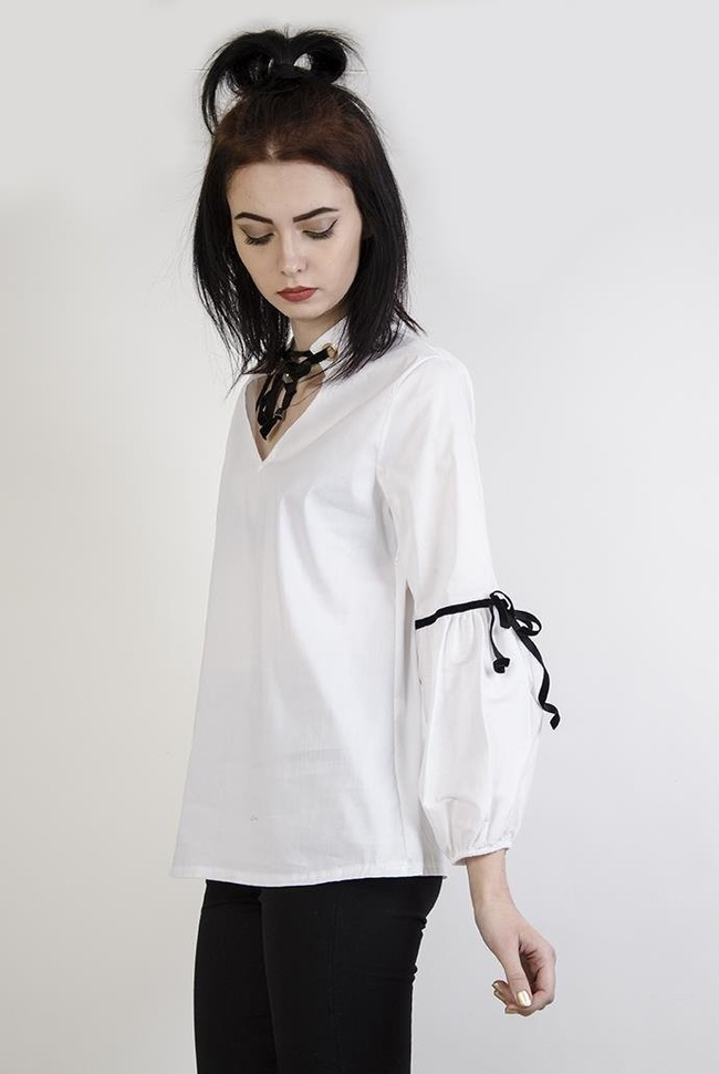 Biała koszula z czarnymi, aksamitnymi wstążkami