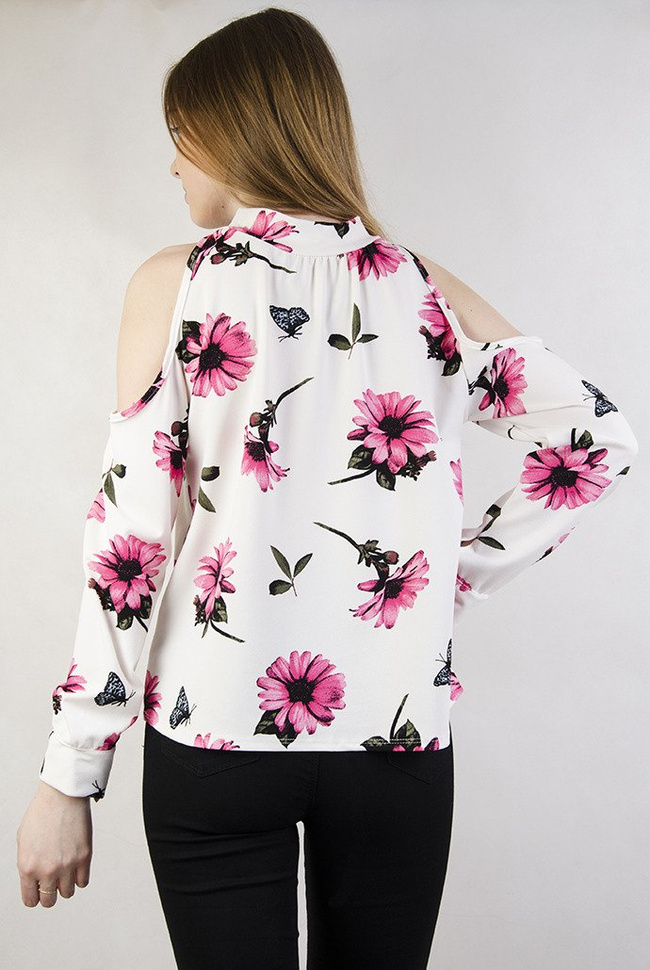 Biała bluzka w kwiaty z odkrytymi ramionami
