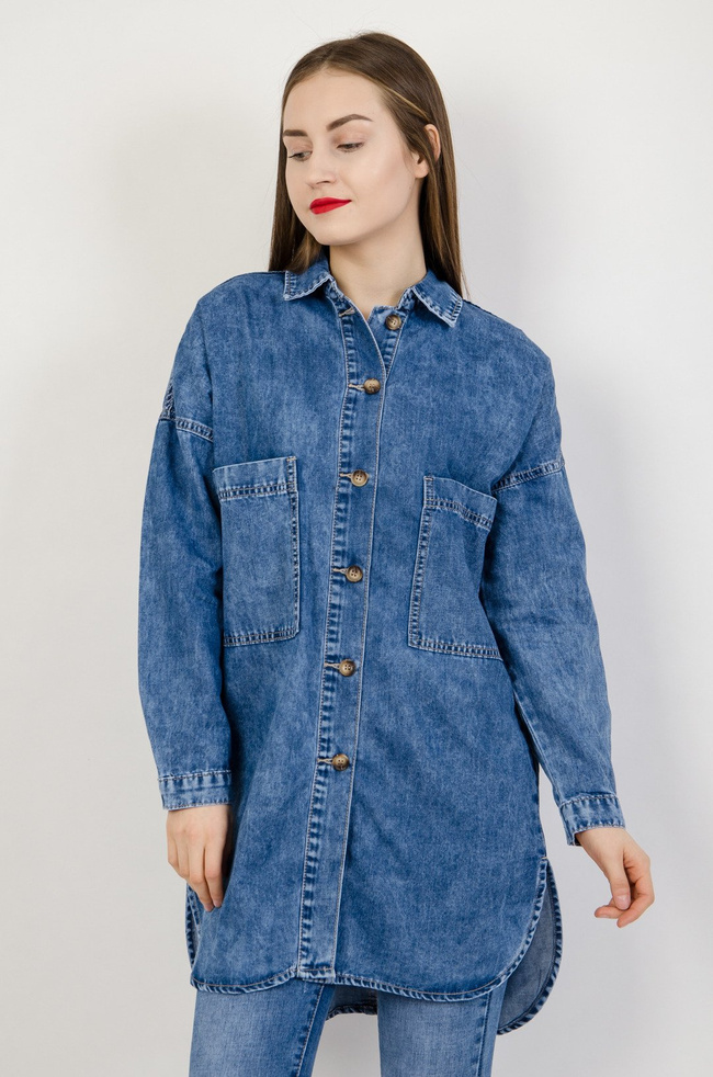 Długa koszula jeansowa z rozcięciami po bokach
