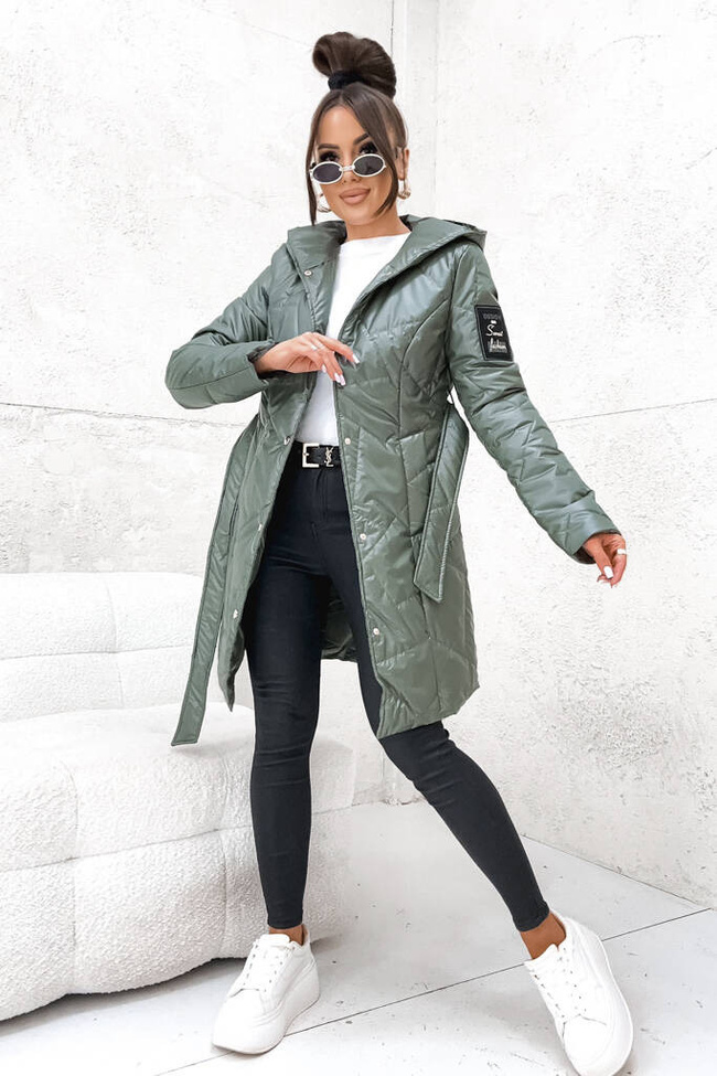 KURTKA PIKOWANA WIĄZANA W PASIE Z NASZYWKĄ NA RĘKAWIE- ZIELONA
