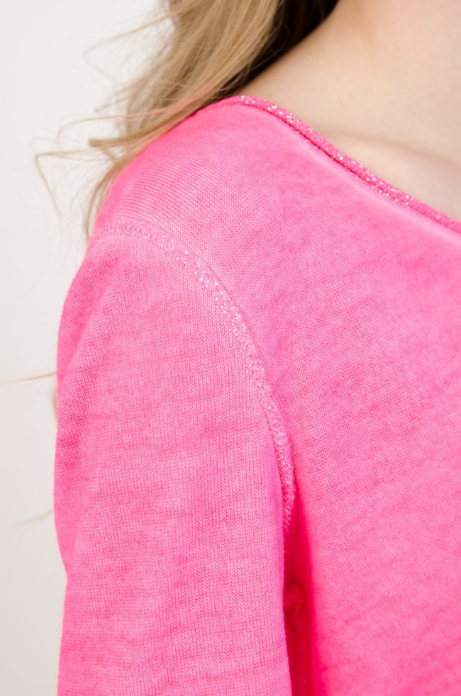 Różowa neonowa bluzka wyszywana srebrną nicią 