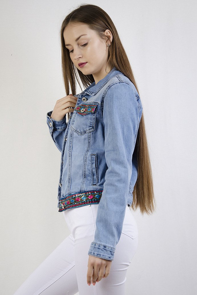 Kurtka jeansowa zdobiona przy kieszeniach i na dole