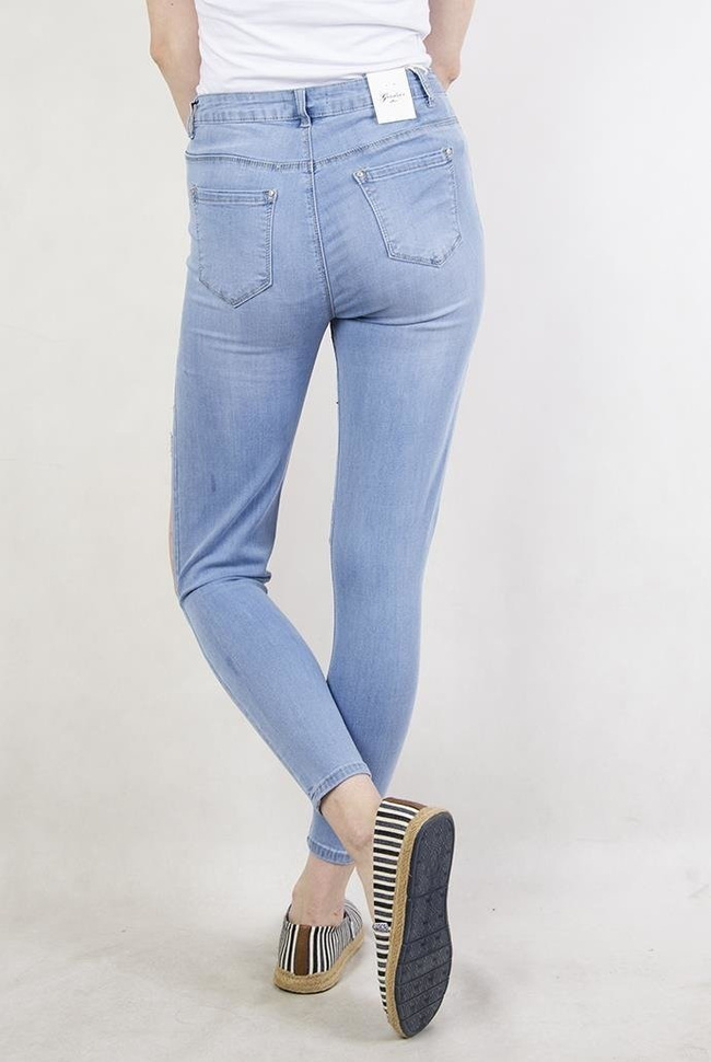 Jasne spodnie jeansowe z dużymi dziurami