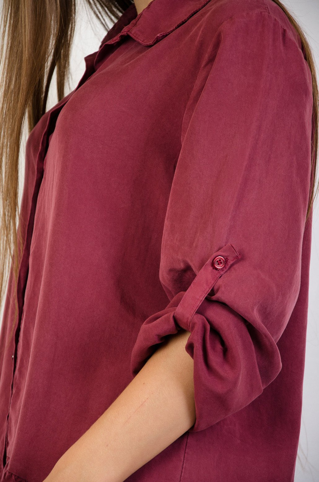 Bordowa koszula z podwijanymi rękawami oraz falbanką na dole