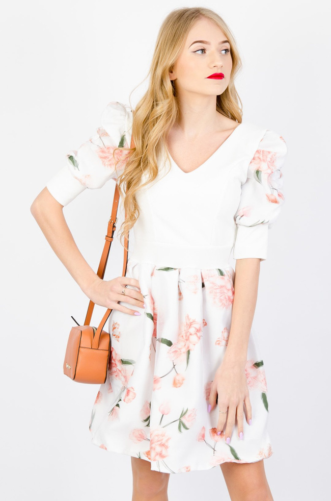 BIAŁA ROZKLOSZOWANA SUKIENKA Z BUFKAMI