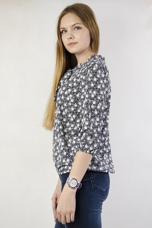 Biała bluzka w granatowe okręgi