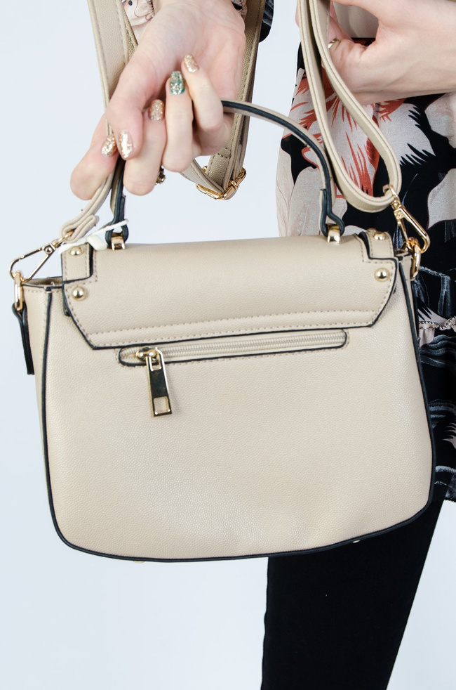 Beżowa torebka typu kuferek ze złotymi dżetami