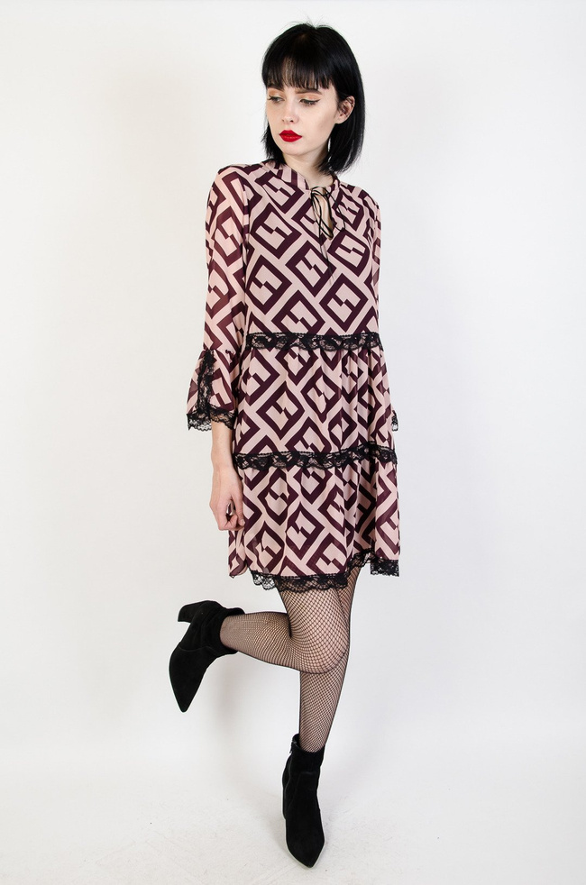 Sukienka w beżowo bordowe wzory wiązana przy szyi