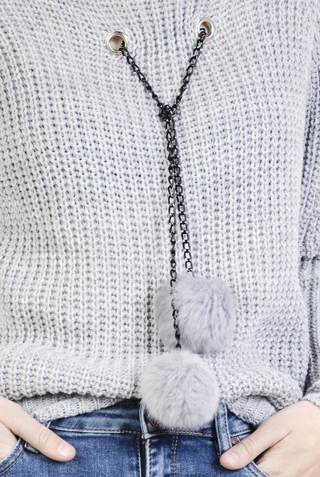 Szary sweter z pomponami na łańcuszku
