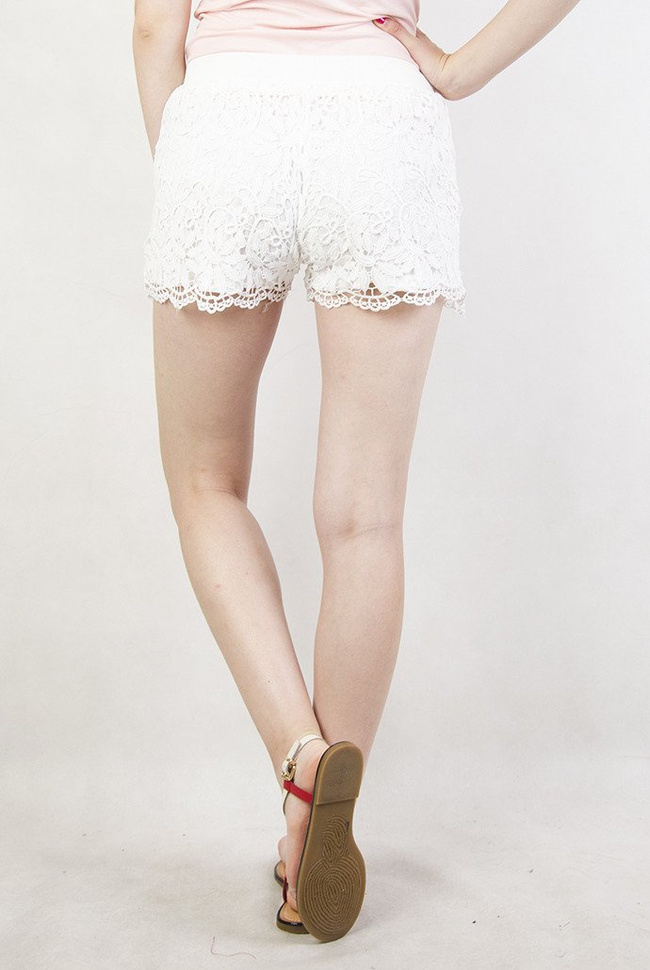 Białe koronkowe szorty