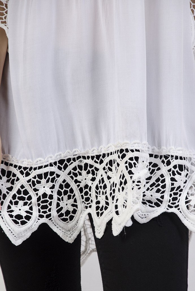 Biała bluzka z ażurowymi wstawkami oraz wiązaniem przy dekolcie