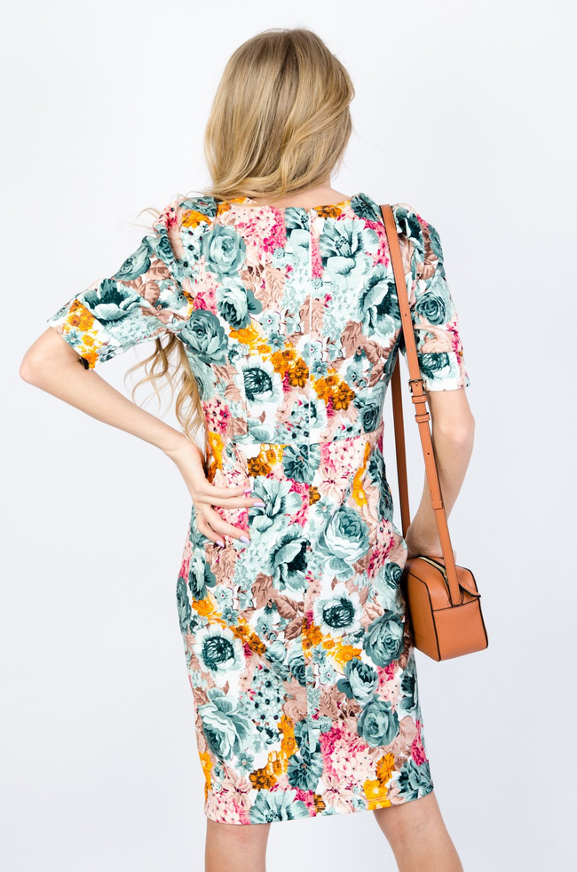 PRZYLEGAJĄCA SUKIENKA W KWIATY Z BUFIASTYMI RĘKAWAMI 