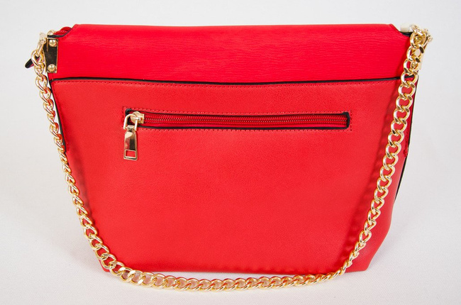 Czerwona kopertowa torebka na złotym łańcuszku
