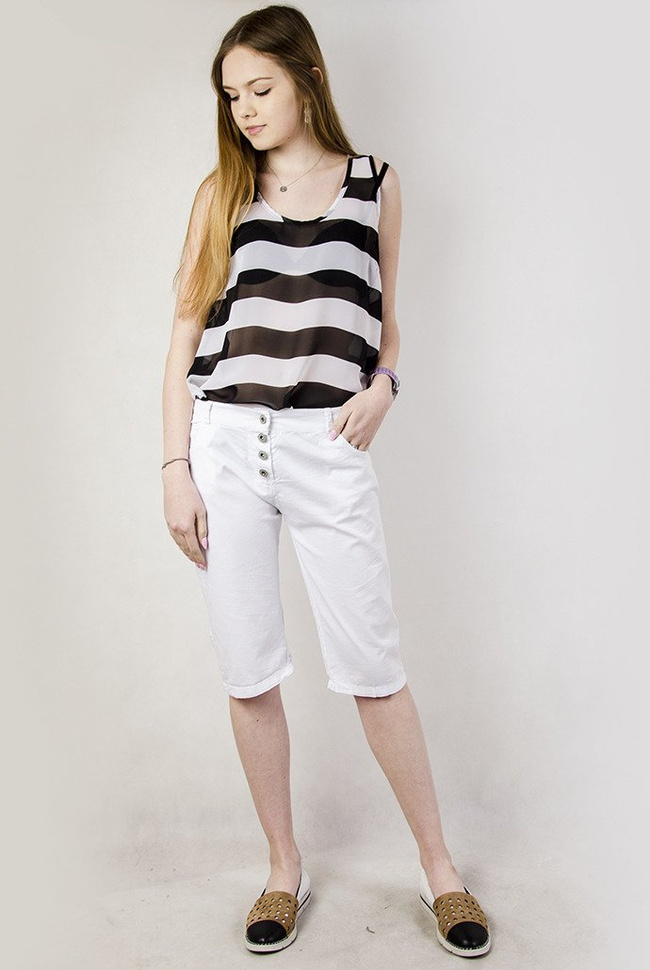 Białe spodenki przed kolano