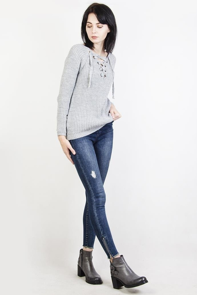 Szary sweter z wiązaniem w dekolcie