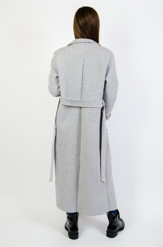 Szary płaszcz wiązany w pasie 