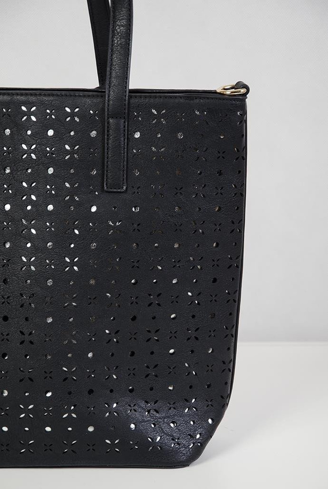 Czarna torebka ażurowa, z zawieszką