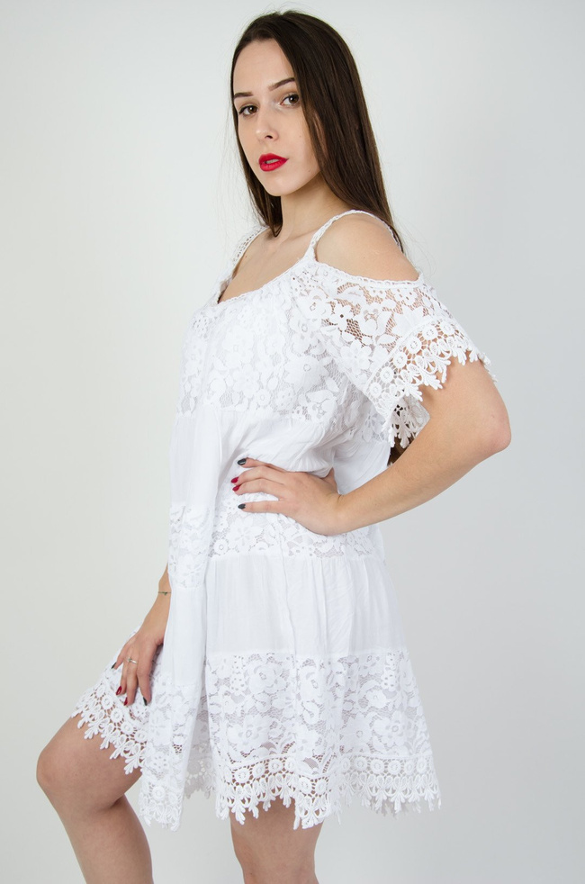 Biała ażurowa sukienka z odkrytymi ramionami 