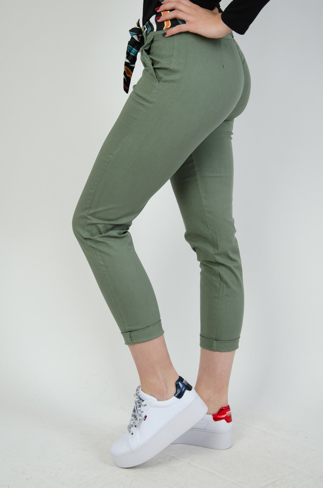 Zielone materiałowe spodnie z kolorowym paskiem