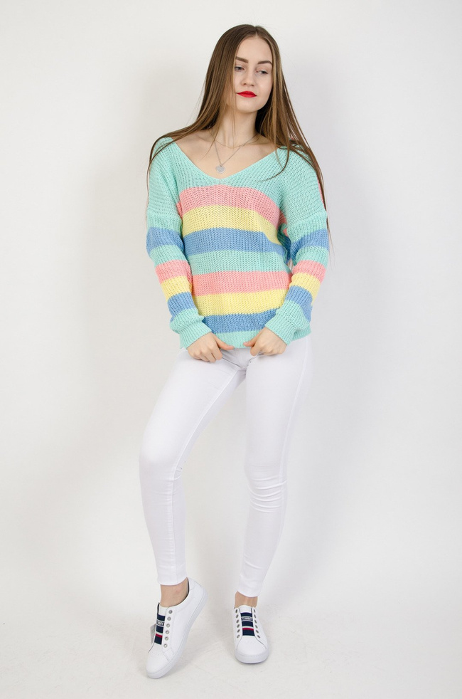 Pastelowy sweter w paski ze splotem