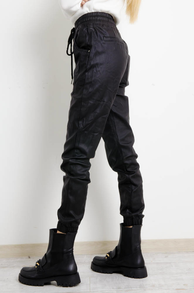 CZARNE JOGGERY Z IMITACJI SKÓRY Z GUMĄ W PASIE