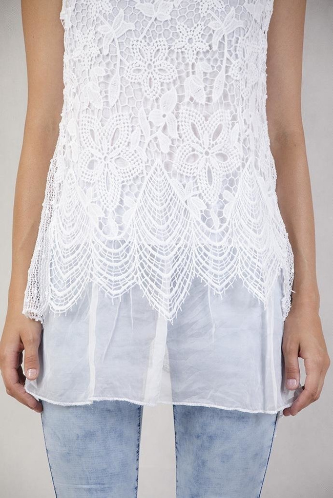 Ażurowa bluzka w kwiaty z cekinami na plecach