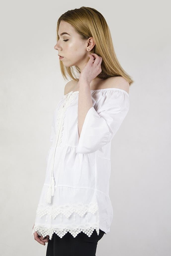 Biała bluzka koszulowa z haftami